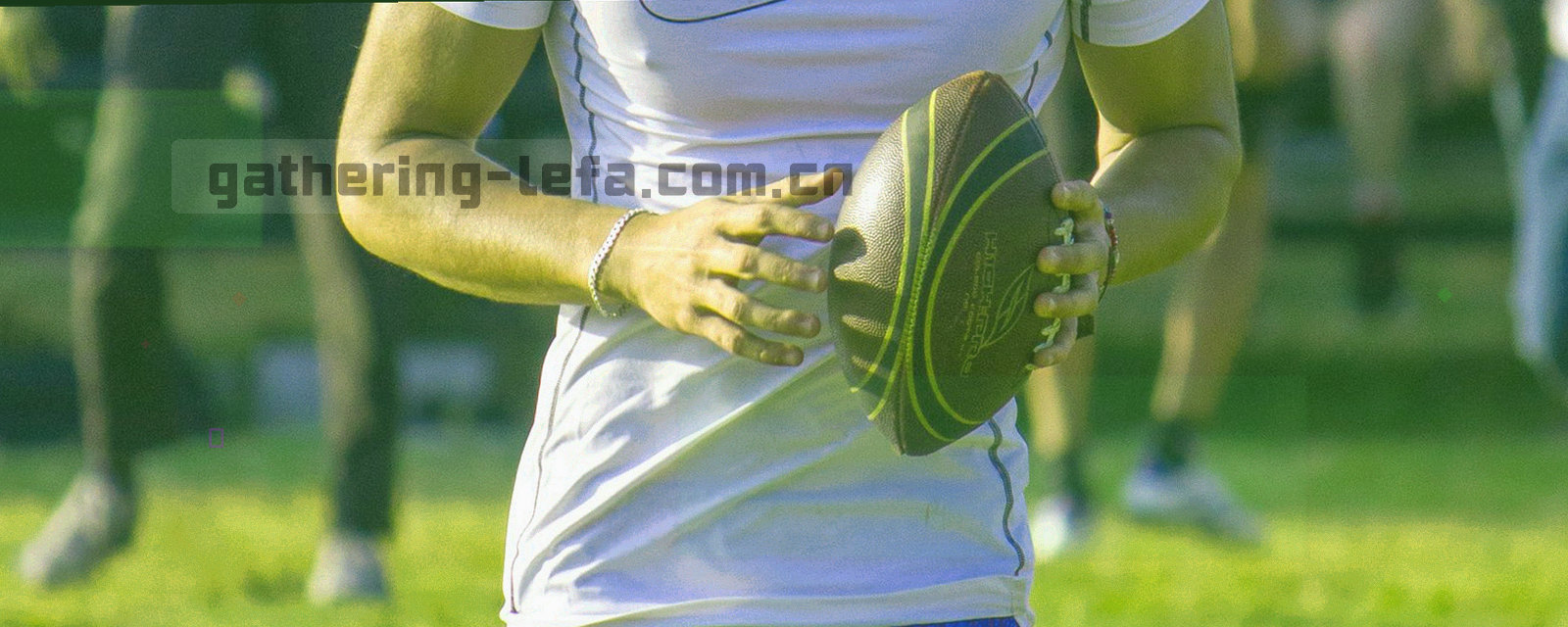 俯拍木质圆桌上的茶壶、记事本与一部亮屏的手机
